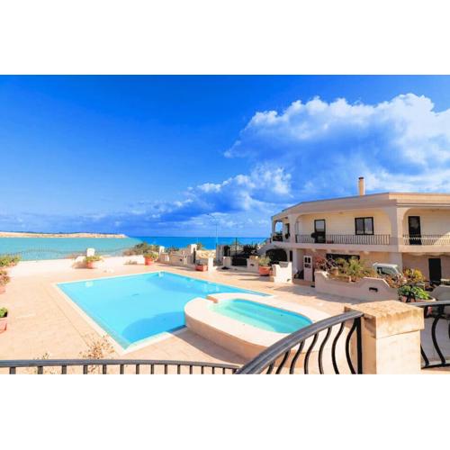 Seaview Octagon Villa with Pool & Outdoor Whirlpool