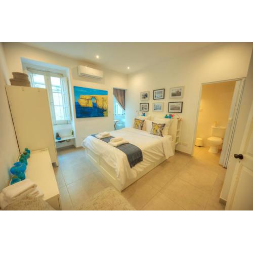 Seaview Sliema 30 seconds to High Street & Ferry, 2x Double En-suite Bedrooms, Modern Whole Traditional Townhouse, Kitchen, Living Area, & Roof Terrace