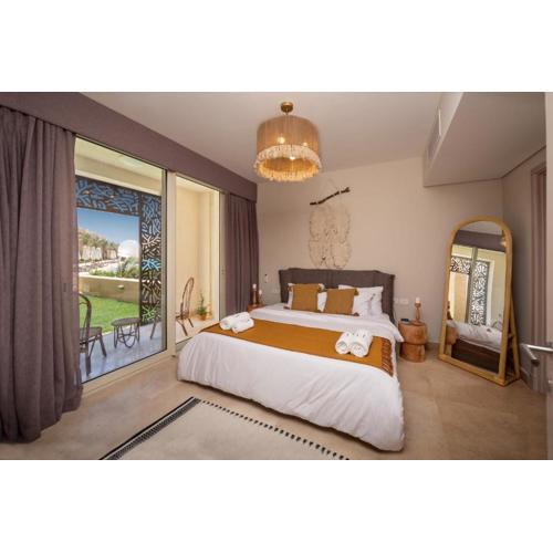 Secluded & Bespoke 1 BDR Apt with Pool View & Beach access