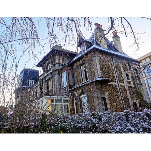 Seine-Front Apt in Stone House with parking and garden, Lacroix Island