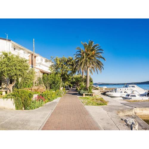 Serene seafront apartment in Rab