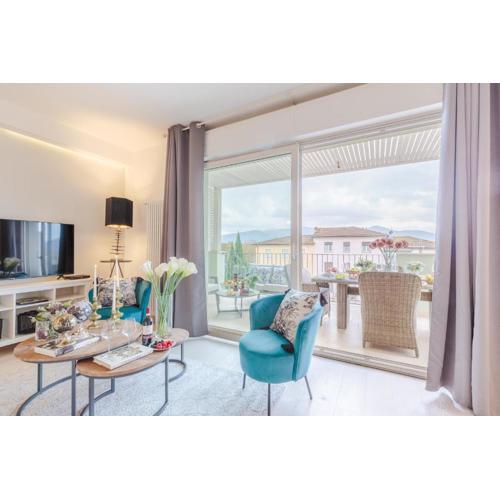 Serenity Vista Penthouse with Terrace in the City