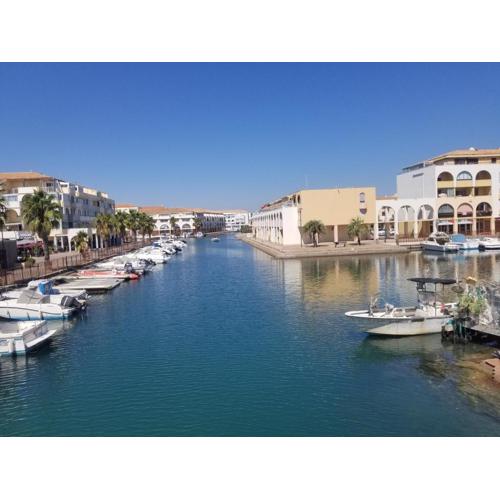 Sète Marina des Quilles, grand T2 climatisé, proche plage, parking privé