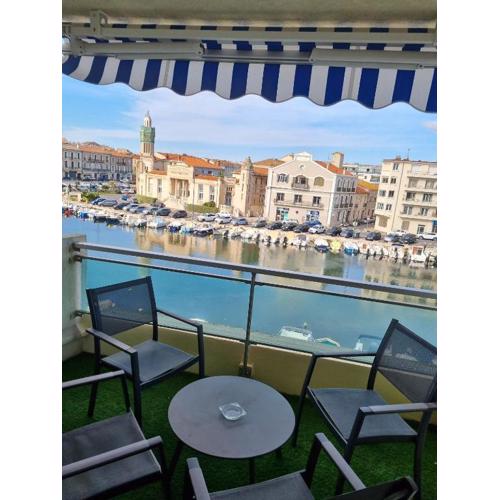 Sete T3 sur les quais en centre ville parking