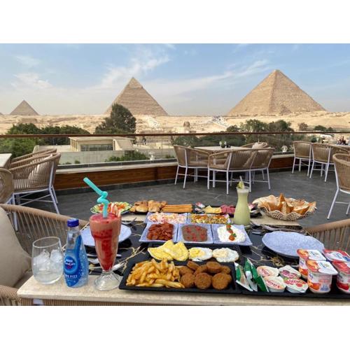 Shadow Pyramids Suites and Jacuzzi