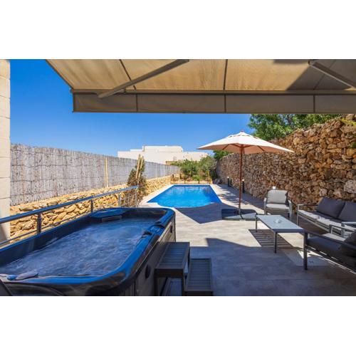 Si-Ku Holiday Home with Private Pool and Hot Tub