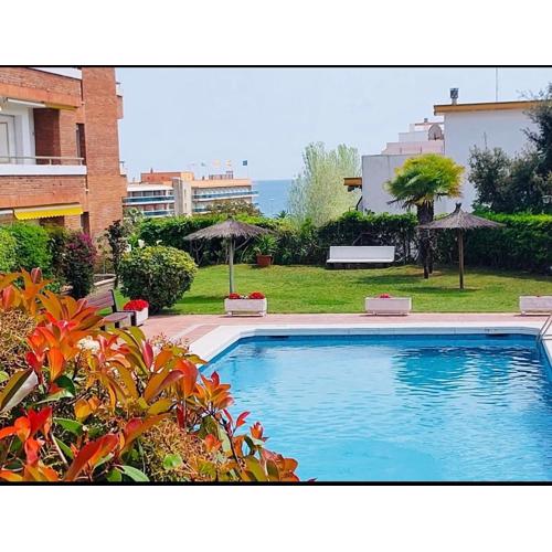 Simpático piso con 2 piscinas y vistas al mar