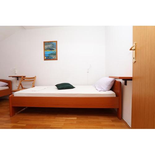 Simple Beach Apartment -no parking