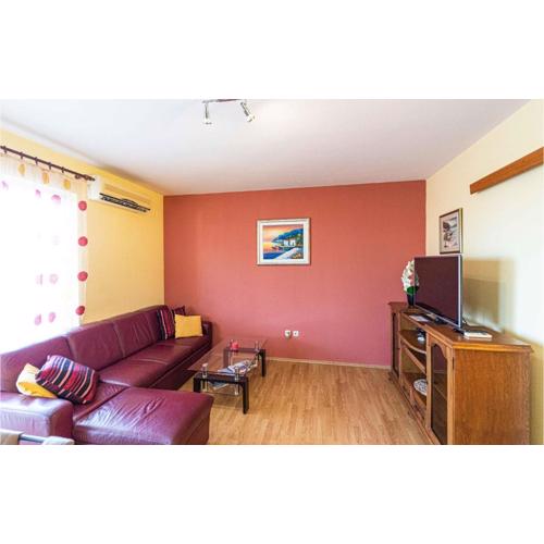 Six-Bedroom Holiday Home Kastel Luksic With A Fireplace 02