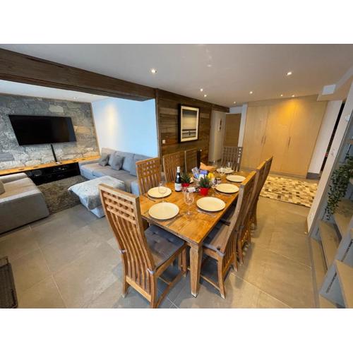 Ski in-Ski out! Spacious & Stylish Apartment for 8 in the heart of Lavachet