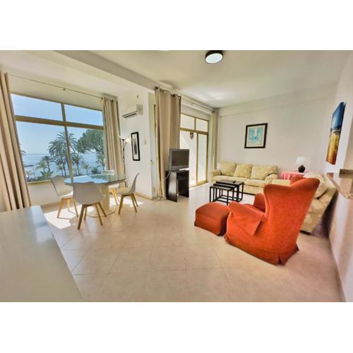 SKOL 335. Fantastic Beachfront Apartment Facing South.