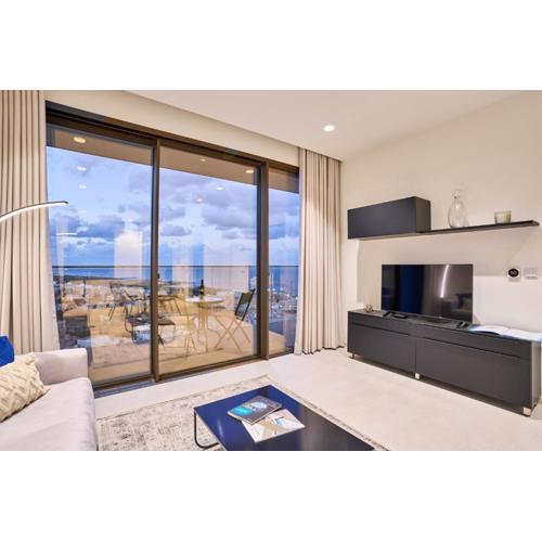 Sky High Luxury Apartment in Mercury Towers with Infinite Seaviews