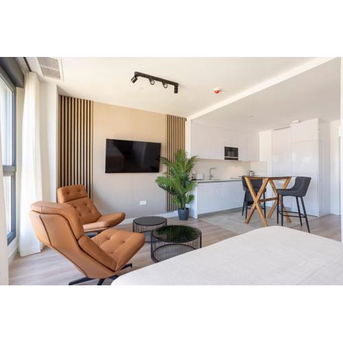 Skyline Rooftop Pool & Coworking by ELE Apartments
