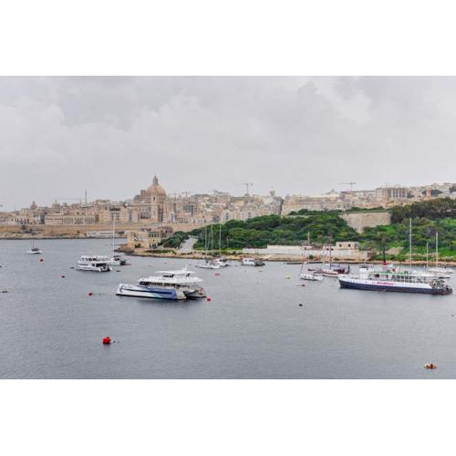 Sliema 3BDR Flat with Seaview and Jacuzzi