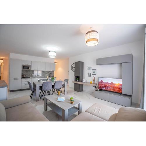 Sliema A20 - 5 mins walk to Valletta Ferry - Shopping Mall and Bay by QuickTrips
