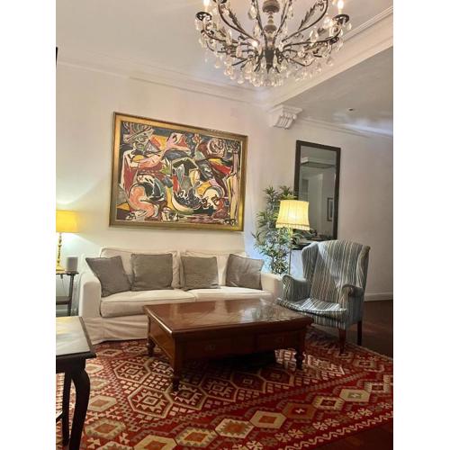 Small stylish room with comfortable queen-size bed in very large, beautifully decorated shared flat in the historic centre of Malaga