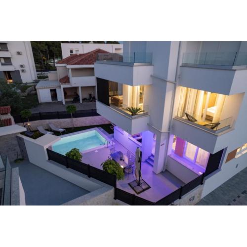 Smash C apartments for 12 - private pool