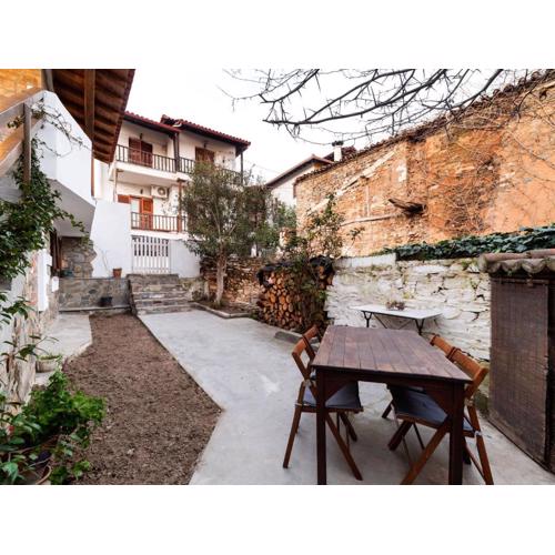 Snug Apartment in Agios Nikolaos with Garden