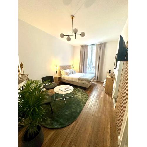 So Guest, Clou dans le fer, modern suite near cathedral