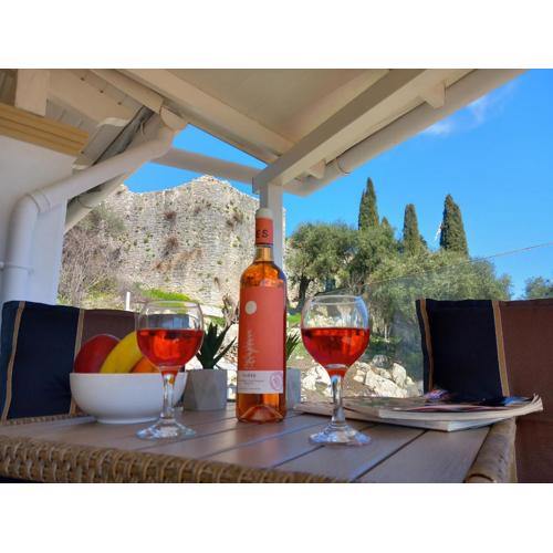 Solaris Methea- Luxury Central Villa by the Castle