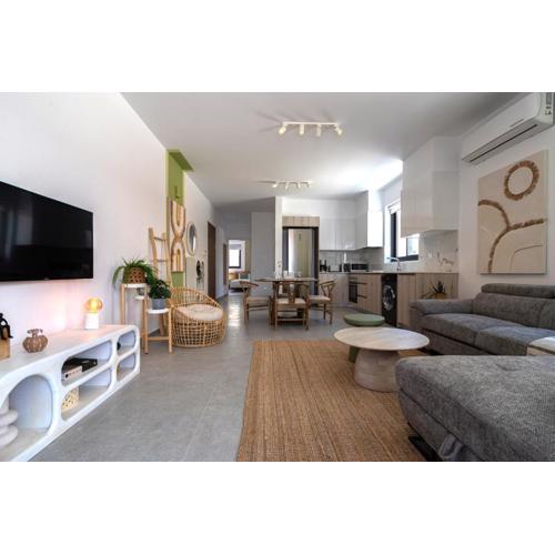 Solenne - Stylish 2-BR Apartment & Balcony in Larnaca