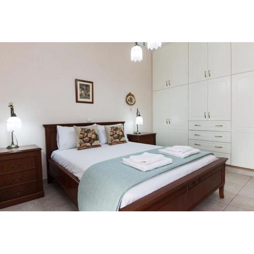Sophisticated 2-Bedroom Retreat in Petroupoli