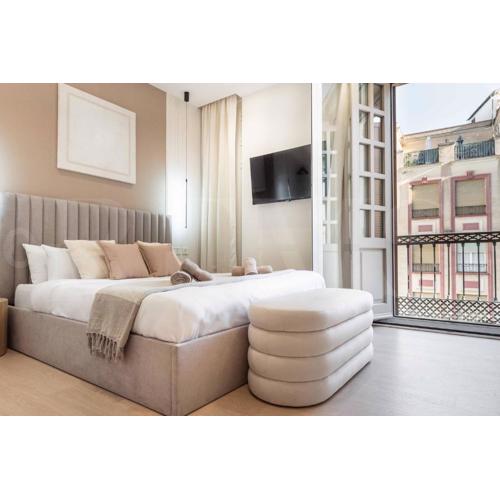 Sophisticated apartment with balcony & city views by REMS