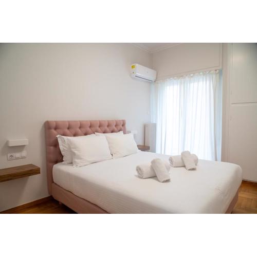 Spacious 2 BR apartment next to Acropolis