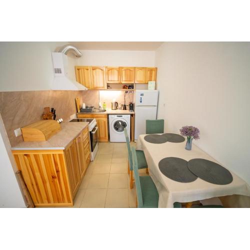 Spacious 2BD Apartment - Walk to City Center by Flat Mаnager