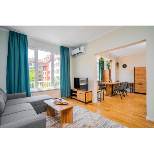 Spacious 2BD Near NDK with WorkSpace by Flat Mаnager