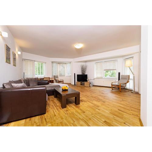 Spacious 2BR Apt Kremena 10 minutes walk to Center