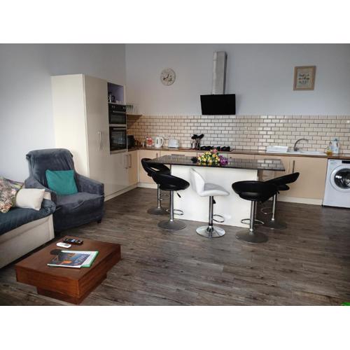 Spacious 3 Bedroom Apt Near the Sea