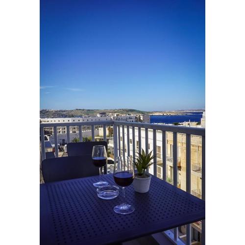 Spacious 3 bedroom central located with sea views
