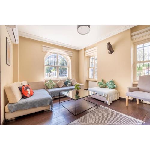 Spacious 3 Bedrooms 2 Bathrooms Central Apartment