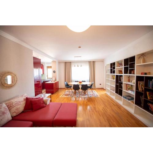 Spacious 3 BR Apt Across Tanners\
