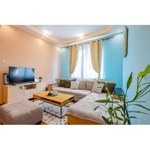 Spacious 3BD Central apartment