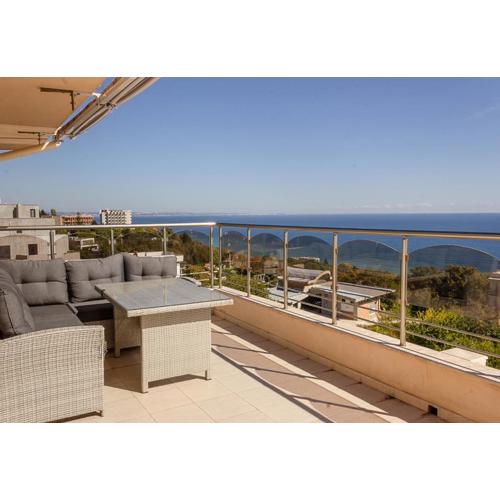 Spacious 3BD Flat with Large Terrace & Sea View by Flat Mаnager