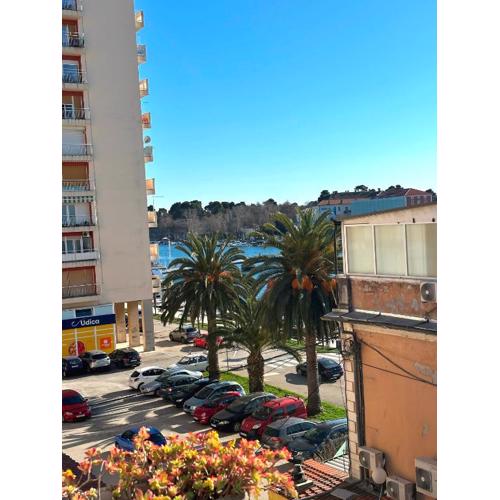 Spacious 3BDR App in Center \