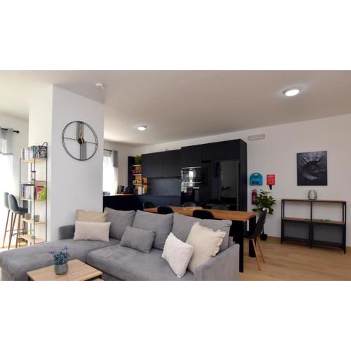 Spacious 3BR Penthouse with Large Front Terrace - Stone BBQ & Sun Loungers