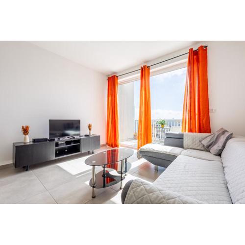 Spacious 3BR with Terrace Near Beaches & Restaurants by QuickTrips