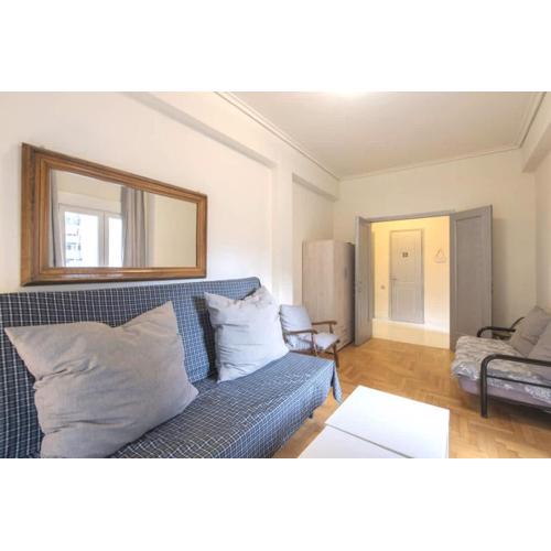 Spacious and bright apt in Eksarchia