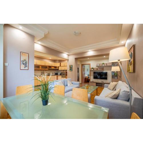 Spacious and Central Retreat