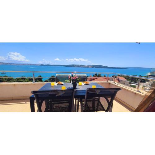 Spacious and homely duplex apartment, 2 living rooms and 2 bedrooms - Croeso