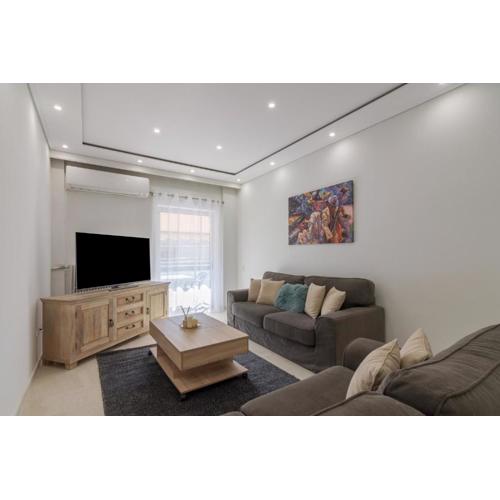 Spacious and Modern Flat for 4
