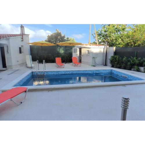 Spacious apartment in Kaštel Štafilić, 100 m², shared pool