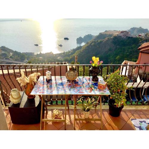 Spacious apartment in Taormina with sea view and balconies
