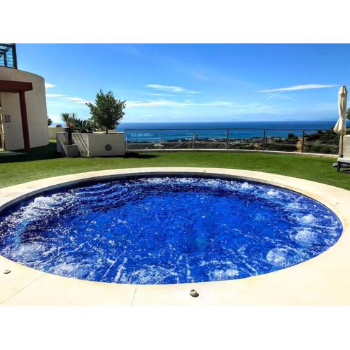 Spacious apartment with 3 pools & gym