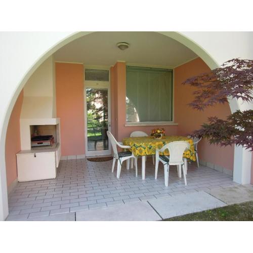 Spacious apartment with terrace and pool in Bibione