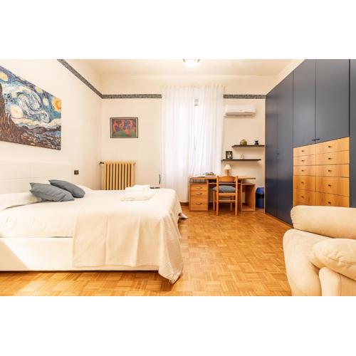 Spacious Apt with Kitchenette, Near Piazza Maggiore