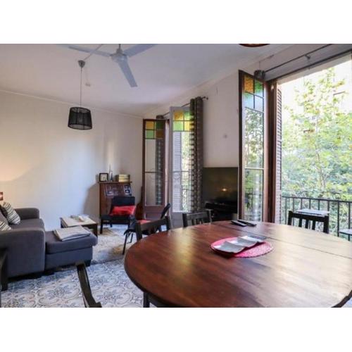 Spacious aptmt close to Pl Universidad and Pl Catalunya, 2,5 bedrooms, balcony, heating, elevator Min 31 nights
